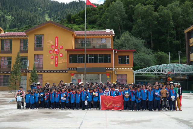 生機(jī)盎然，愛(ài)心畫(huà)卷——2024年6月億佰特愛(ài)心助學(xué)活動(dòng)